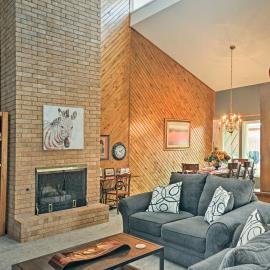 Lubbock Townhome w/ Grill Near TTU & Downtown!, hotel v destinácii Lubbock