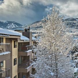 Colorado Escape w/ Pool Access & Mountain Views!, hotell i Avon