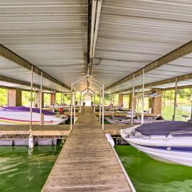 Pet-Friendly Cabin with Designated Boat Slip!, hotel a Fairfield Bay