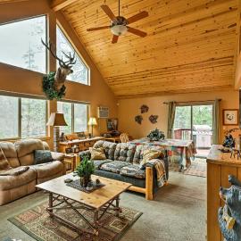 4 Mi to Pine Lake: Hathaway Pines Cabin w/ Deck, hotel a Hathaway Pines