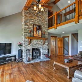 Custom Home w/ Decks in Boulder! Gateway to Parks!, hotelli kohteessa Boulder Town
