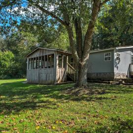 Ooltewah Cabin w/ Grill, Pool Table & Porch!，Ooltewah的飯店