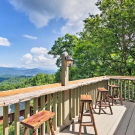 Cabin w/ Fireplace & Mountain Views: 5 Mi to Boone
