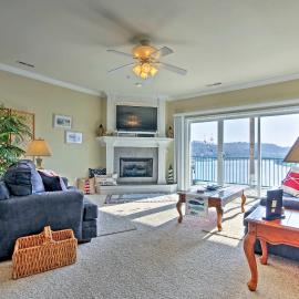 Balcony & Seasonal Pool: Lakefront Ozark Condo, хотел в Камдентън