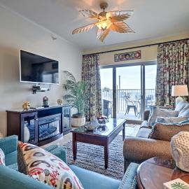 Beachfront Condo with Pool Access in Biloxi!, khách sạn ở Biloxi