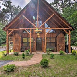 Timber Home: Walk to Slopes & N Conway Shops!, hotel a North Conway