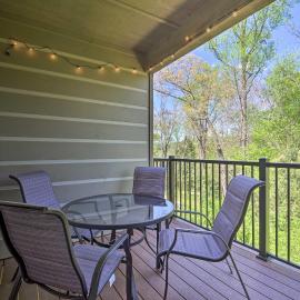 Townsend Condo w/ Pool, Great Smoky Mountain Views, hotell i Townsend