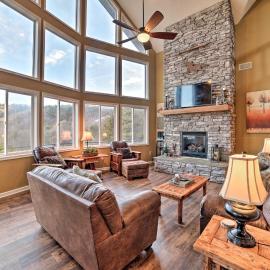 Family-Friendly Massanutten Home w/ Slope Views!, hotel in McGaheysville