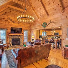 Waynesville Escape - Mtn Cabin Above the Clouds!, hotel in Waynesville