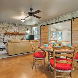 Blanco Riverfront Historic Home, 3 Mi to Downtown!, hotel v destinácii Blanco