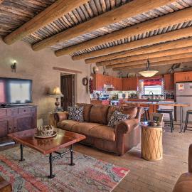 El Prado Adobe Home: Courtyard w/ Mountain Views!, hotel El Pradóban