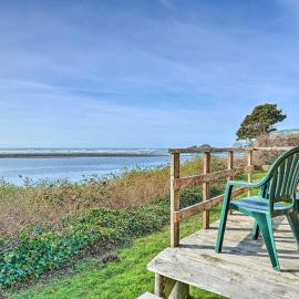 Smith River Vintage Cabin: Oceanfront Deck + Views