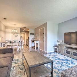 Cozy Condo w/ Pool Access in the Heart of Branson!, hotel in Branson