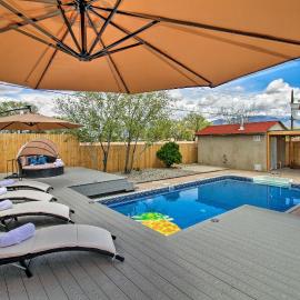 Luxury Albuquerque Home w/ Pool, Deck, + Hot Tub!, hotel u gradu Albukerki