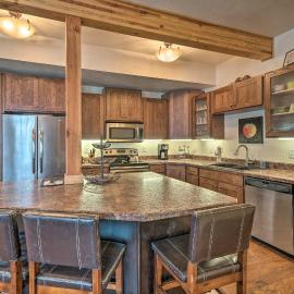 Updated Townhome w/ Hot Tub - Walk to Downtown!