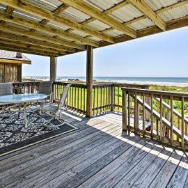Steps to Gulf! Pet-Friendly Galveston Getaway, hotel in Galveston
