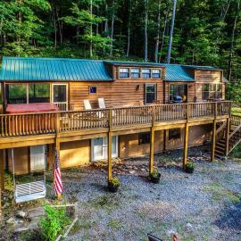 Family Cabin on 6 Acres w/ Lake Access & Hot Tub! โรงแรมในSpringfield