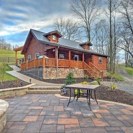 Rustic Dundee Log Cabin w/ Hot Tub & Forest Views!, Hotel in Dundee