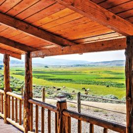 Remote Antimony Log Cabin w/ Green Meadow Views!, hotel en Antimony
