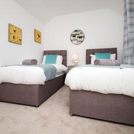 Spacious 4BR Home Near Swansea Sleeps 8, hotel in Swansea