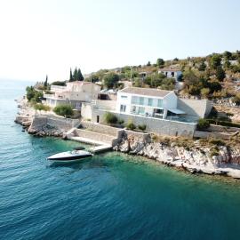 Villa Basthel right by the sea, heated swimming pool with jacuzzi, sauna and garage, hotel in Barić Draga