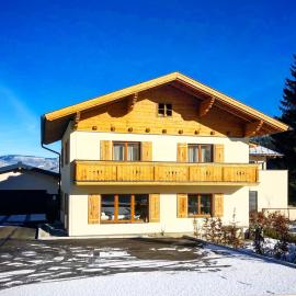 Herzerl-Chalet Appartements、フラッハウのホテル