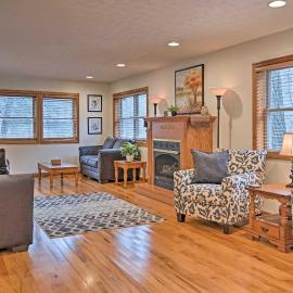 Riverfront Elkins Home w/ Fireplace & Deck!, hotel v destinácii Elkins
