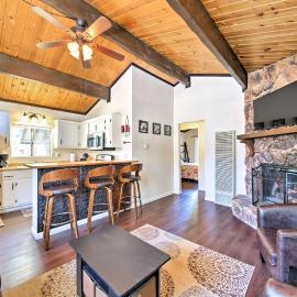 Cozy Cabin w/ Deck & Fireplace in Big Bear!, hotel a Big Bear City