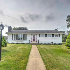 Pennsylvania Countryside Retreat w/ Deck + Yard!, hotel a Emlenton
