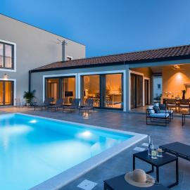 Villa & Jardin - Luxury Villa with swimming pool，弗尔的飯店