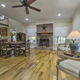 Remodeled Pittsboro Farmhouse Sitting on 220 Acres, hotel Pittsboróban
