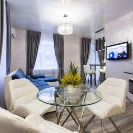 New luxury Apartment in the Center on Konstitution Square, hotel i Kharkiv