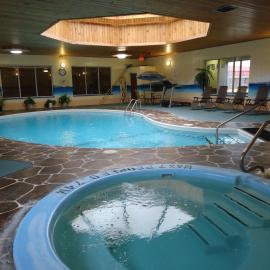 Canway Inn & Suites، فندق في داوفين