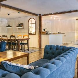 Ladugårdens Pub & Sal, hotell i Enhörna