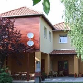 Ilona Apartmanház, hotel v destinácii Komárom