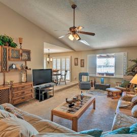 Golf, Hike & Suntan: Mesa Family Home w/ Yard, hotel in Mesa