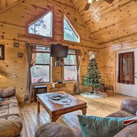 Broken Bow Cabin w/ Hot Tub & Fire Pit, Near Lake!, hotel in Broken Bow