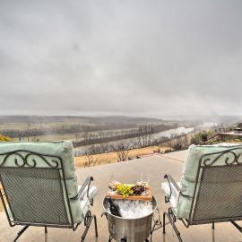 Riverfront Arkansas Retreat Near Fishing & Hiking!, hotel u gradu Gassville