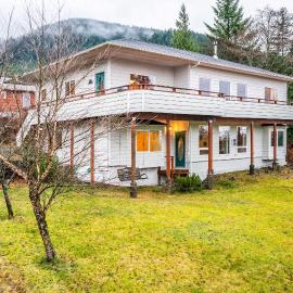 Ketchikan Home: Bay Views, 1/2 Mi to Hiking Trails, hotel in Ketchikan