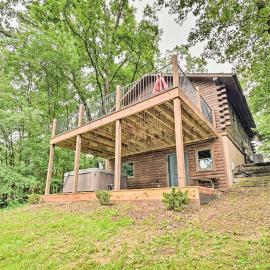 Cozy Amish Country Cabin on Shipshewana Lake!, hotel a Shipshewana