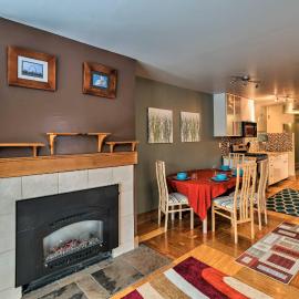 Walk to Town & Coast: Anchorage Condo w/ Fireplace, hotel di Anchorage