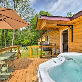Private Hot Tub: Tuckasegee River Couple's Escape, hotel a Bryson City