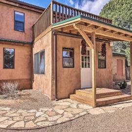 Artist's Retreat w/ Pecos National Park Views!, hotel u gradu Rowe