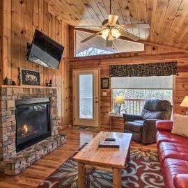 Hidden Springs Cabin w/ Hot Tub, 2 Mi to Dollywood