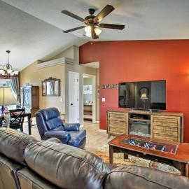 Cozy Getaway w/ Yard & Patio: 4 Mi to Hayden Lake!, hotel in Hayden