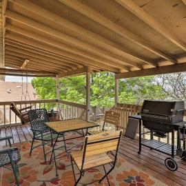 Walk to Rim View Trail: Page Home w/ Deck & Yard, hotel in Page