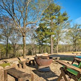 Broken Bow Mountaintop Home w/ Hot Tub!