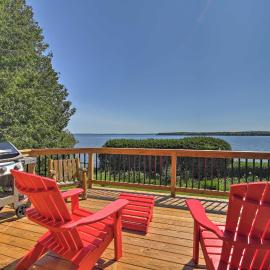 Family Lakehouse w/ Deck + Beach on Lake Champlain, hôtel à Plattsburgh