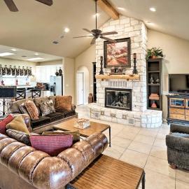 Pet-Friendly Flatonia House w/ Patio & Gazebo!, hotel in Flatonia