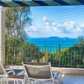 Spacious 4-Bedroom Villa with Private Pool and Stunning Sunset Views, 3 Minutes from the Beach, hotel in Afionas